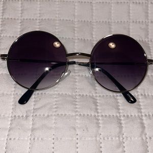 Round sunglasses with silver frames